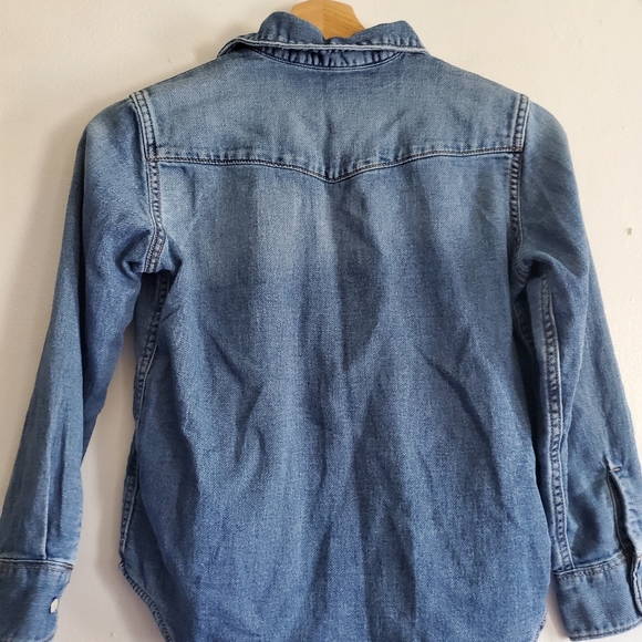 Gap kids light washed shirt size Medium. - Picture 5 of 7